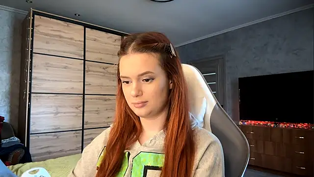 Snapshot of FoxyEmma chatting on 04/14/26, 12:10 FoxyEmma online show from 04/14/26, 12:10