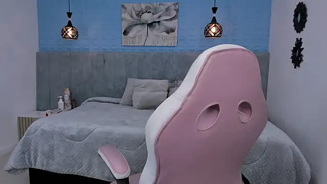 Snapshot of anny_little_01 chatting on 04/16/26, 04:24 anny little 01 online show from 04/16/26, 04:24