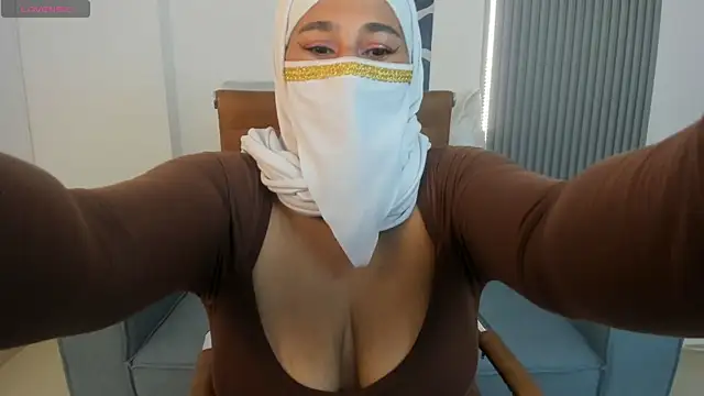 Thalia hala online show from 04/18/26, 05:48