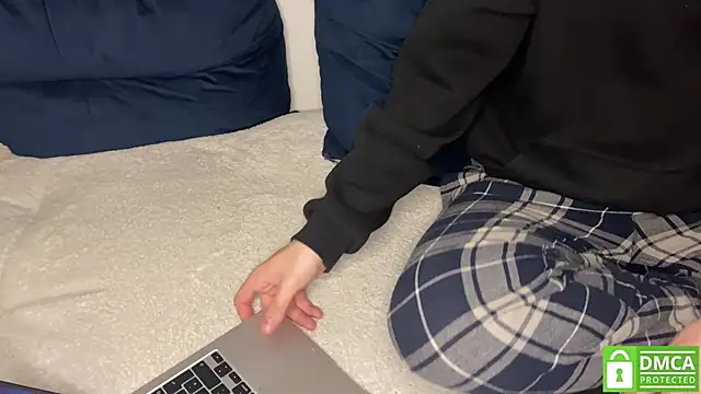 Snapshot of NaughtysecretsDE chatting on 04/13/26, 02:54 NaughtysecretsDE online show from 04/13/26, 02:54