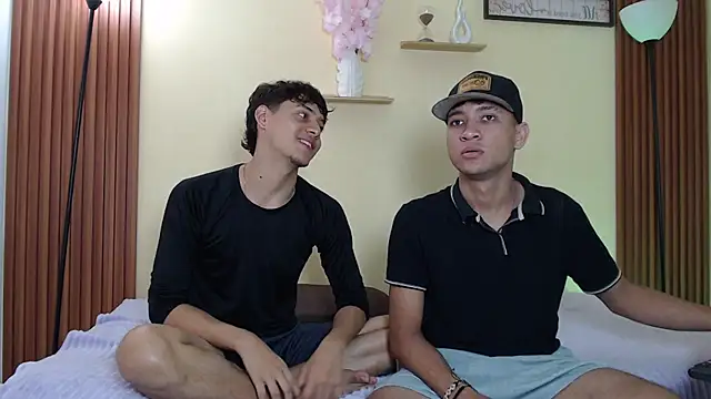 TwoHotTrouble  online show from 04/02/26, 10:05