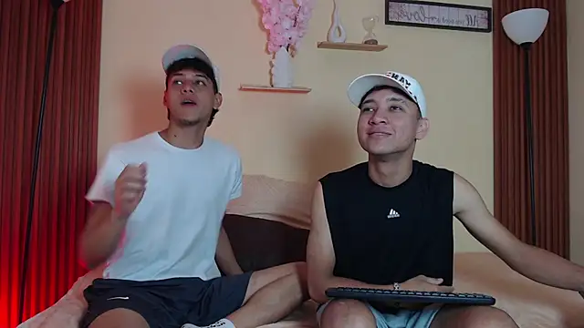 TwoHotTrouble  online show from 04/07/26, 09:27