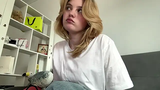 Delia cute online show from 04/04/26, 12:45