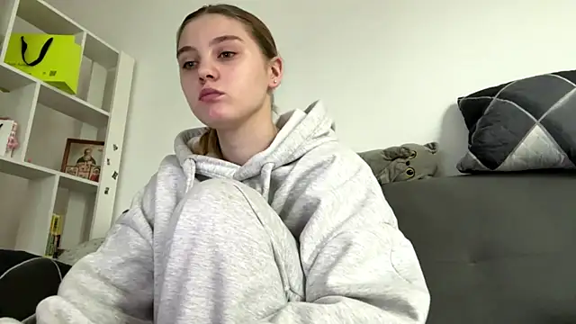 Delia cute online show from 04/11/26, 12:20