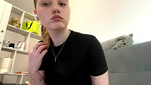 Delia cute online show from 04/12/26, 12:08