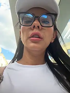 Snapshot of SofiParma chatting on 06/17/26, 10:08 SofiParma online show from 06/17/26, 10:08
