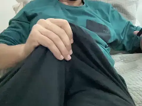 Snapshot of UniversitarioHot chatting on 05/18/26, 02:33 UniversitarioHot online show from 05/18/26, 02:33