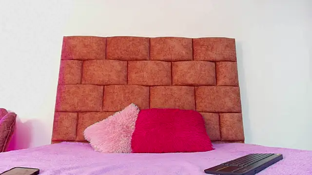 Emily Gross online show from 04/06/26, 02:40