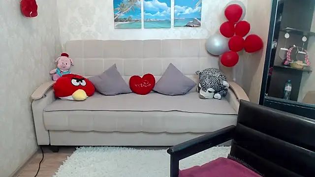 Snapshot of QUEEN02030 chatting on 04/13/26, 09:35 QUEEN02030 online show from 04/13/26, 09:35