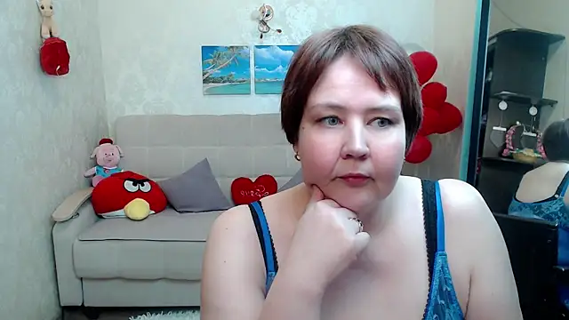 Snapshot of QUEEN02030 chatting on 04/15/26, 09:48 QUEEN02030 online show from 04/15/26, 09:48