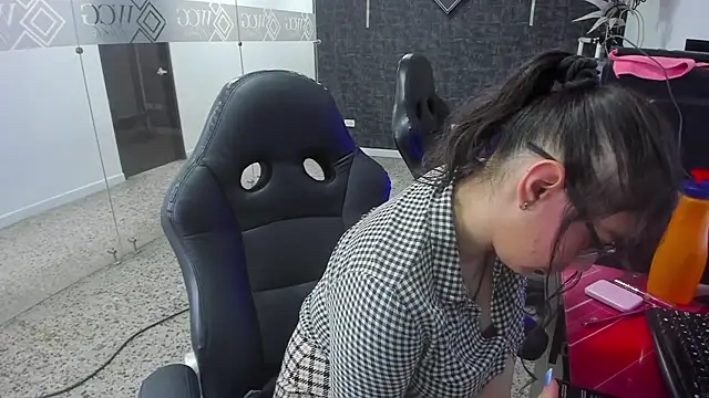 Ellaa honey online show from 04/14/26, 02:11