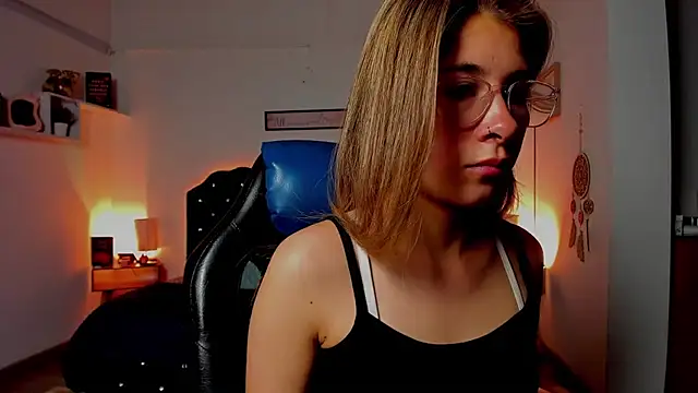 Snapshot of SaraRoads chatting on 04/10/26, 09:22 SaraRoads online show from 04/10/26, 09:22