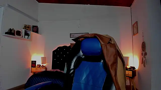 Snapshot of SaraRoads chatting on 04/08/26, 04:52 SaraRoads online show from 04/08/26, 04:52