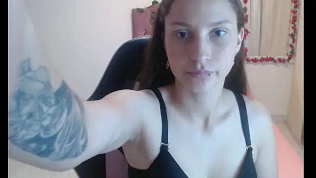 Snapshot of scarlet1609 chatting on 04/21/26, 02:01 scarlet1609 online show from 04/21/26, 02:01