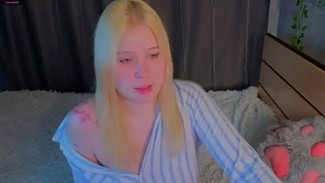 Snapshot of unburnedgirl chatting on 07/07/26, 03:04 unburnedgirl online show from 07/07/26, 03:04