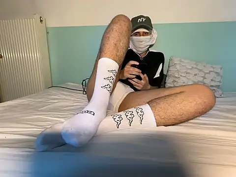 Snapshot of Rebeu_77 chatting on 05/21/26, 06:27 Rebeu 77 online show from 05/21/26, 06:27