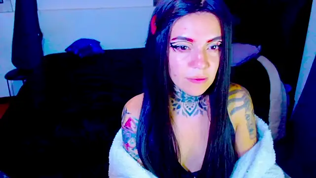 Snapshot of LannieGonzales chatting on 05/17/26, 04:01 LannieGonzales online show from 05/17/26, 04:01