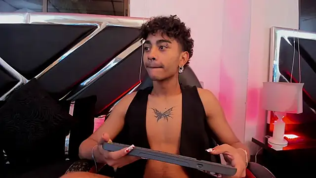 Snapshot of MiikeOthon chatting on 04/11/26, 04:42 MiikeOthon online show from 04/11/26, 04:42