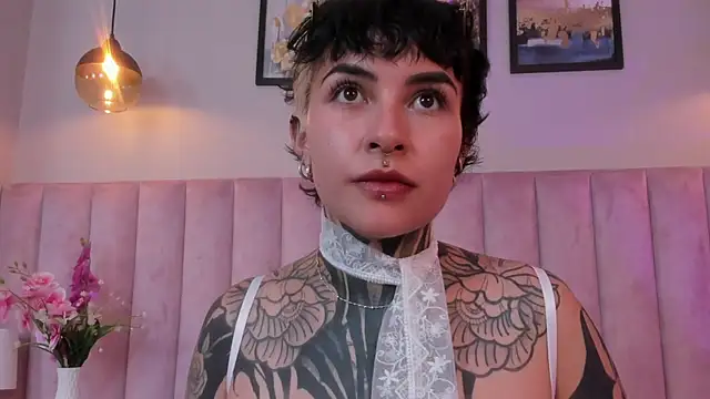 Snapshot of Luana_fiore chatting on 04/01/26, 01:41 Luana fiore online show from 04/01/26, 01:41