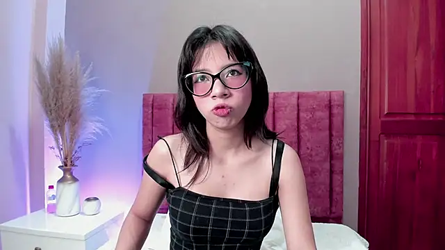 AliceThompsonn  online show from 04/16/26, 12:44