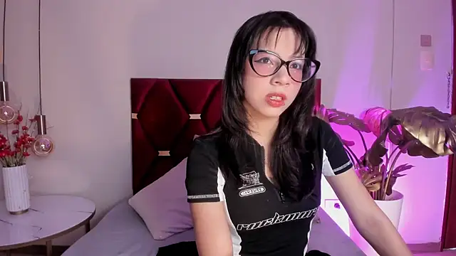 AliceThompsonn  online show from 04/21/26, 12:56