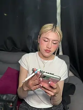 Lia fire online show from 04/19/26, 02:56