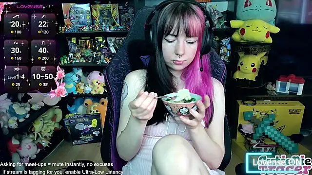 Snapshot of CutieTracer chatting on 06/04/26, 11:48 CutieTracer online show from 06/04/26, 11:48