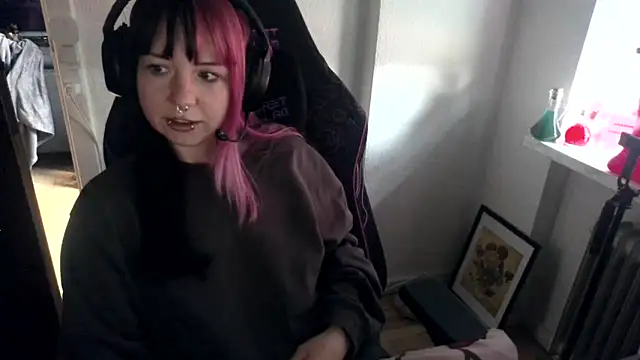 CutieTracer online show from 04/11/26, 10:08