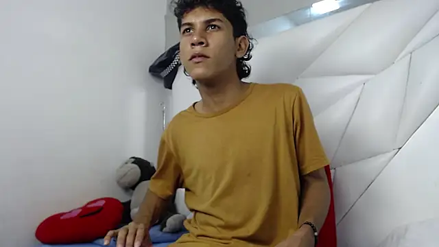 Snapshot of Taylorr_junior_ chatting on 04/10/26, 03:02 Taylorr junior online show from 04/10/26, 03:02