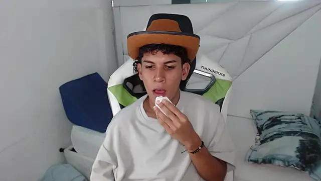 Snapshot of Taylorr_junior_ chatting on 04/02/26, 03:35 Taylorr junior online show from 04/02/26, 03:35