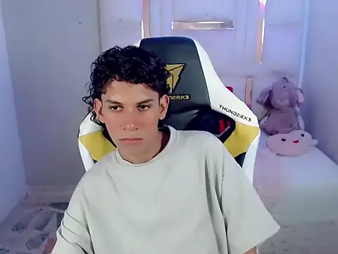 Snapshot of Taylorr_junior_ chatting on 04/06/26, 01:23 Taylorr junior online show from 04/06/26, 01:23