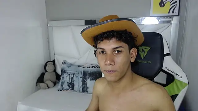 Snapshot of Taylorr_junior_ chatting on 04/01/26, 03:52 Taylorr junior online show from 04/01/26, 03:52