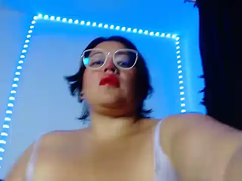 Snapshot of vibeSex1 chatting on 04/10/26, 06:15 vibeSex1 online show from 04/10/26, 06:15