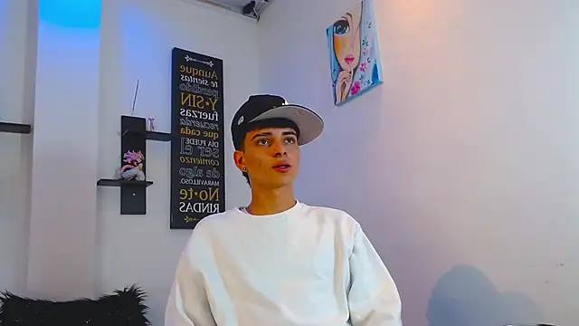 Snapshot of milo_hot_ chatting on 04/06/26, 10:33 milo hot online show from 04/06/26, 10:33