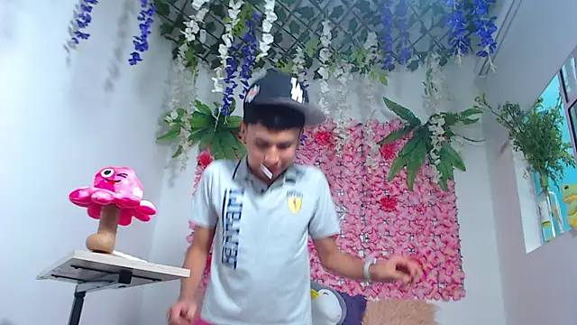 Thiagorincon22 online show from 04/08/26, 09:38