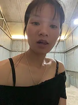 Snapshot of Elisa-a chatting on 04/13/26, 04:16 Elisa-a online show from 04/13/26, 04:16