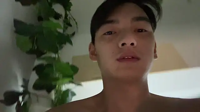 Snapshot of XHR2 chatting on 04/11/26, 06:11 XHR2 online show from 04/11/26, 06:11