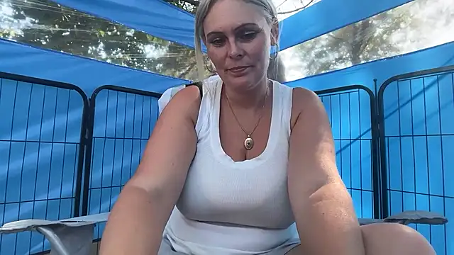 Snapshot of BustySwingingSlut chatting on 07/13/26, 03:44 BustySwingingSlut online show from 07/13/26, 03:44