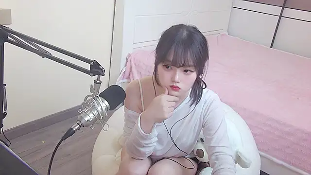 Snapshot of NINI531 chatting on 04/14/26, 11:37 NINI531 online show from 04/14/26, 11:37