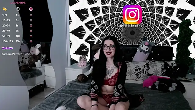 Snapshot of Lilithcaine chatting on 04/11/26, 09:02 Lilithcaine online show from 04/11/26, 09:02