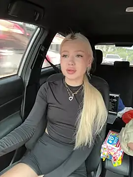 Kiss Auroraa online show from 04/08/26, 04:03