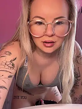 Snapshot of Shorty_Holly chatting on 05/22/26, 06:00 Shorty Holly online show from 05/22/26, 06:00