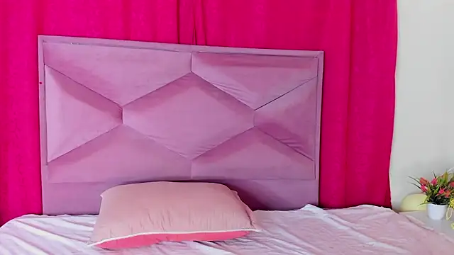 Snapshot of AleSweet_1 chatting on 04/08/26, 12:06 AleSweet 1 online show from 04/08/26, 12:06