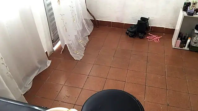 Snapshot of petitecurlybrunette chatting on 04/06/26, 01:23 petitecurlybrunette online show from 04/06/26, 01:23