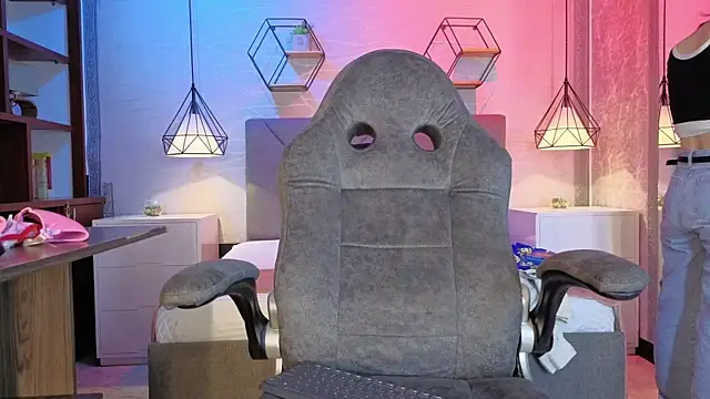 lhiamfitt10 online show from 04/06/26, 03:02