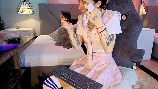 lhiamfitt10 online show from 04/19/26, 04:08