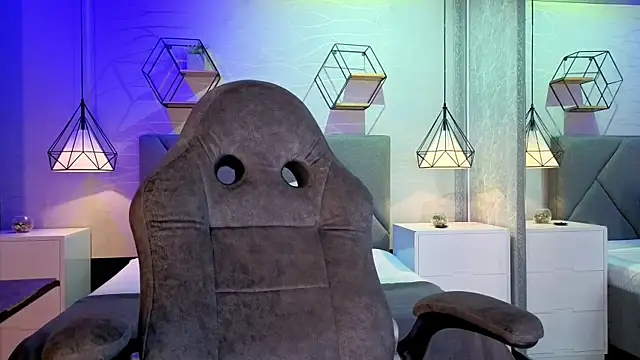 lhiamfitt10 online show from 04/13/26, 02:54