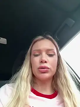 Snapshot of Girl-Mia chatting on 04/10/26, 04:41 Girl-Mia online show from 04/10/26, 04:41