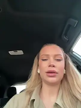 Snapshot of Girl-Mia chatting on 04/04/26, 04:52 Girl-Mia online show from 04/04/26, 04:52