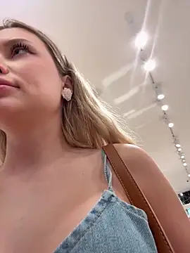 Snapshot of Girl-Mia chatting on 04/09/26, 06:19 Girl-Mia online show from 04/09/26, 06:19